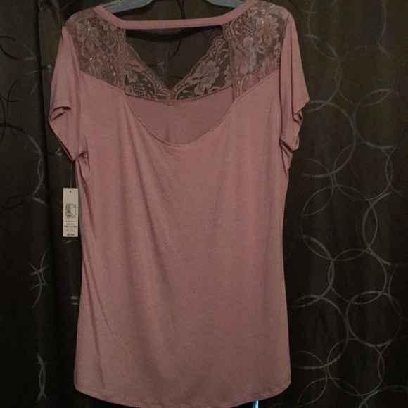 Mauve shirt with lace accents and backless accent - Picture 2 of 3